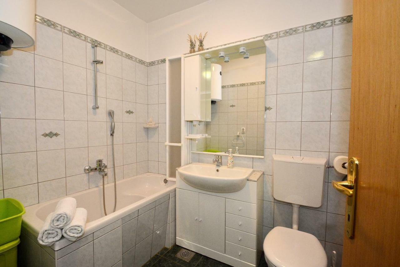 Apartman Vanja Omis Exterior photo