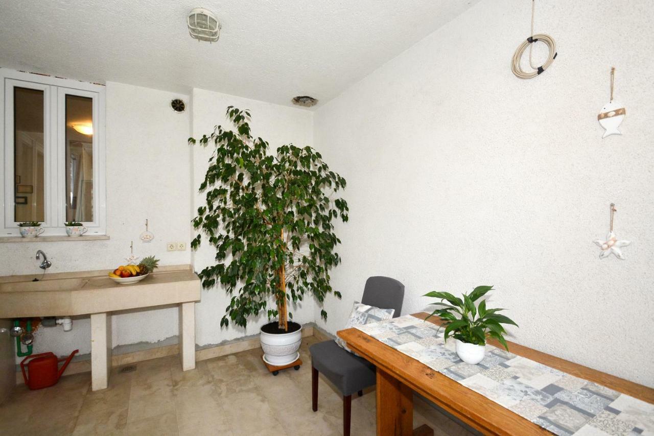 Apartman Vanja Omis Exterior photo